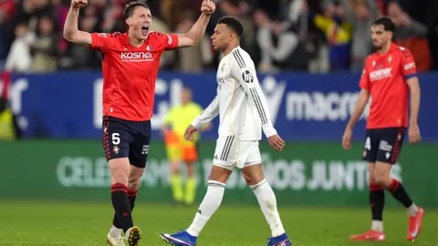 内马尔赛后受瞩目，对手球员抢拍合影